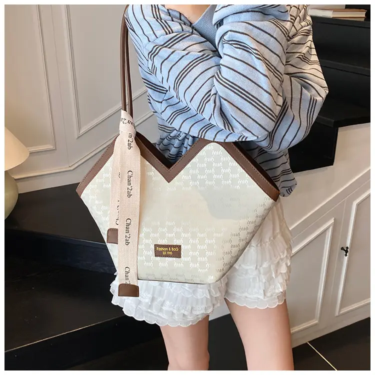 Trendy Women's White Embroidered Shoulder Bag 2025 — feature 9