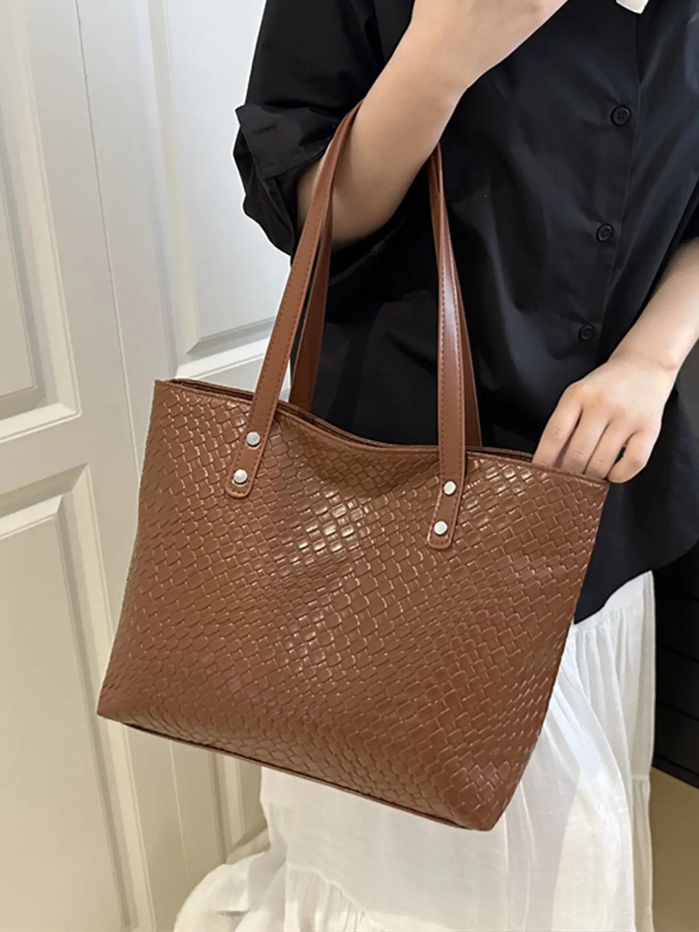 Retro Red Women's Large Capacity Tote Bag - Image 8