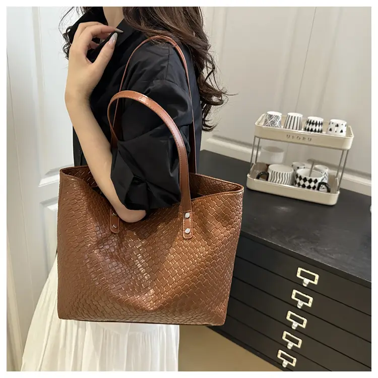 Retro Red Women's Large Capacity Tote Bag — feature 12