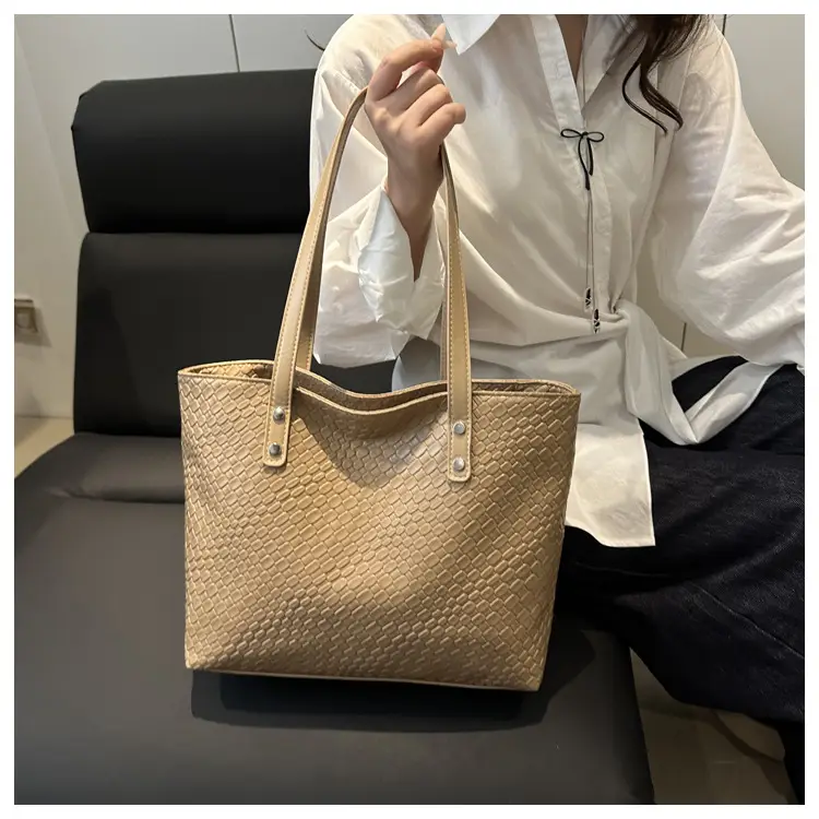 Retro Red Women's Large Capacity Tote Bag — feature 15