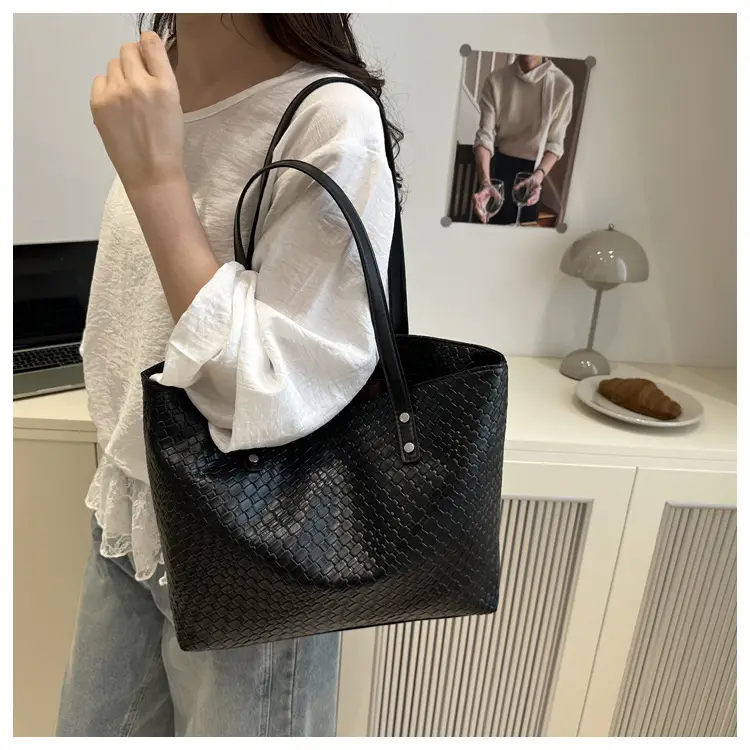 Retro Red Women's Large Capacity Tote Bag — feature 19