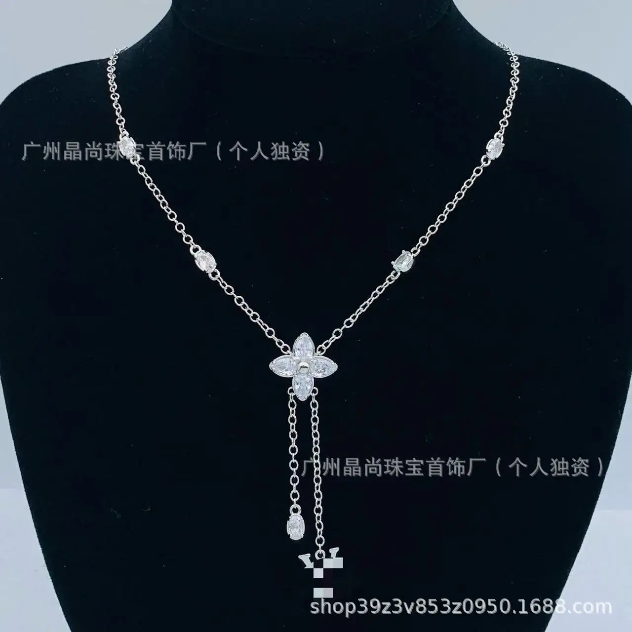 2025 New Product L's Silver 3-Piece Clover Necklace — feature 4