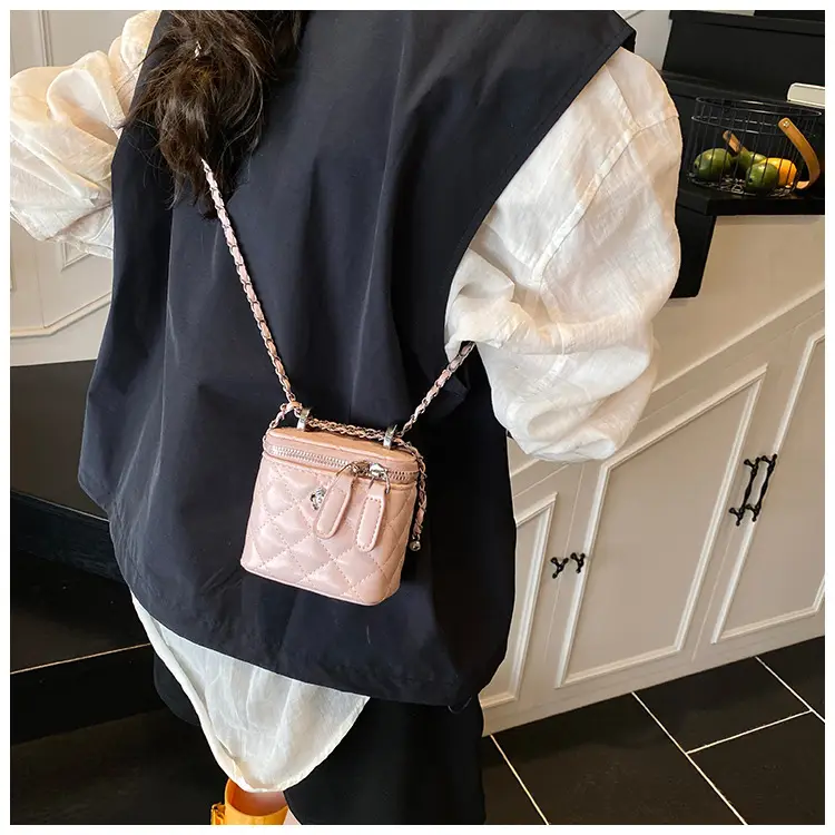 Silver Quilted Chain Shoulder Bag for Women 2026 — feature 14