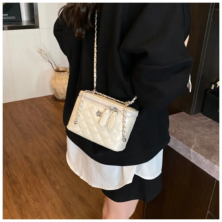 Silver Quilted Chain Shoulder Bag for Women 2026 — feature 17