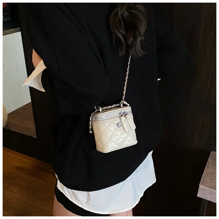 Silver Quilted Chain Shoulder Bag for Women 2026 — feature 18