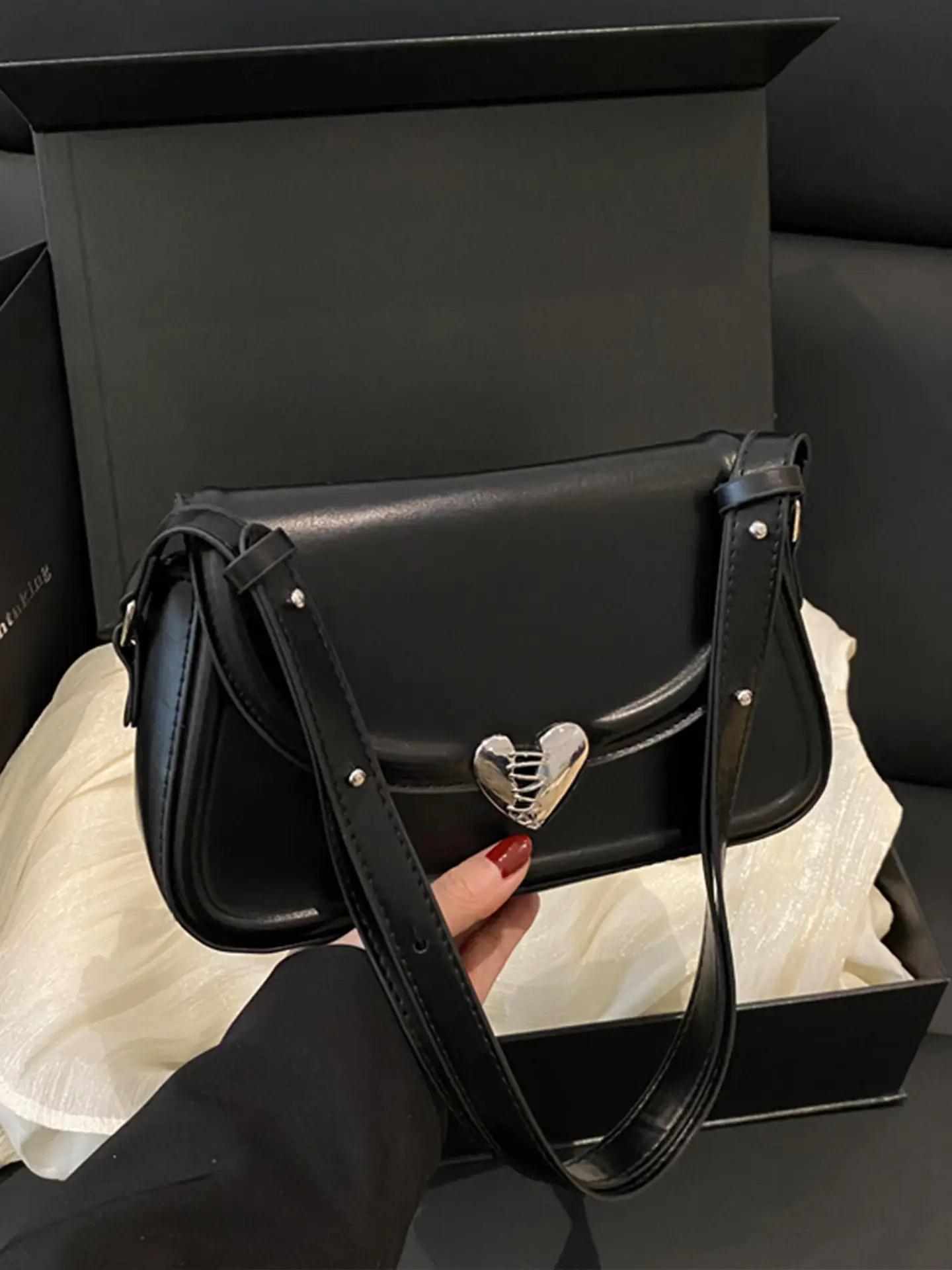 Black Heart Logo Shoulder Bag for Women - Image 6