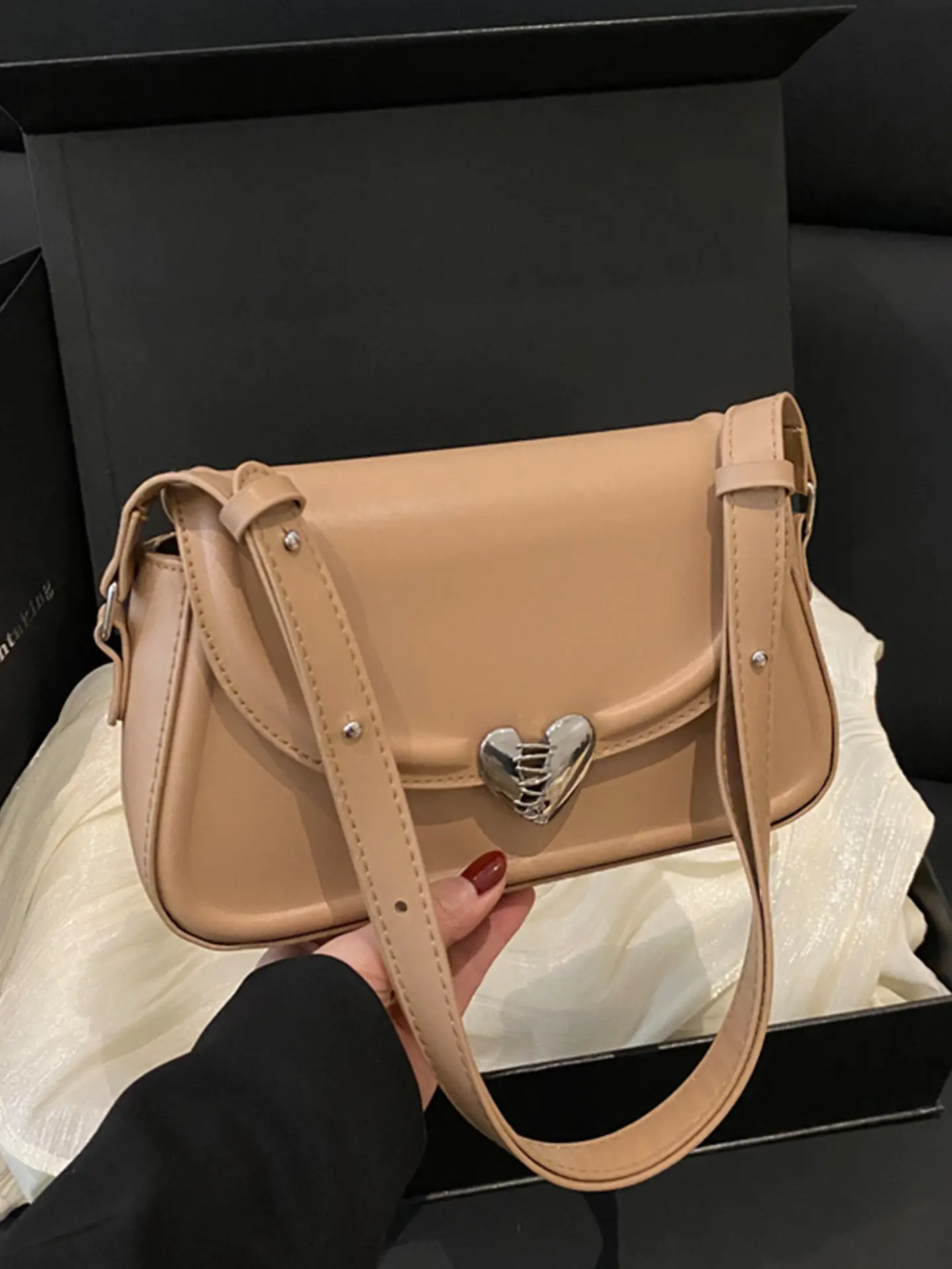 Black Heart Logo Shoulder Bag for Women - Image 7