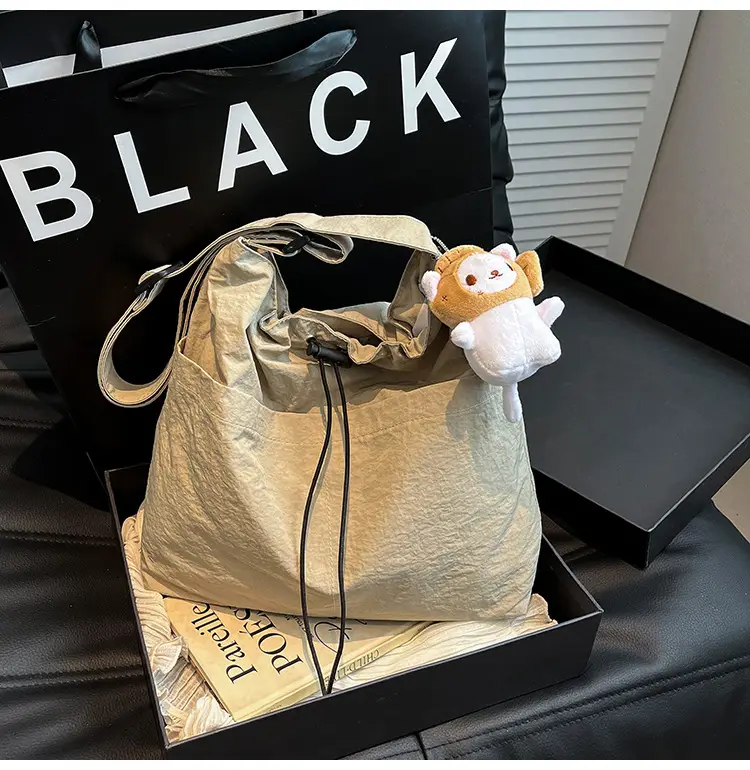 Women's Beige Drawstring Shoulder Bag with Cute Bear Earring — feature 7