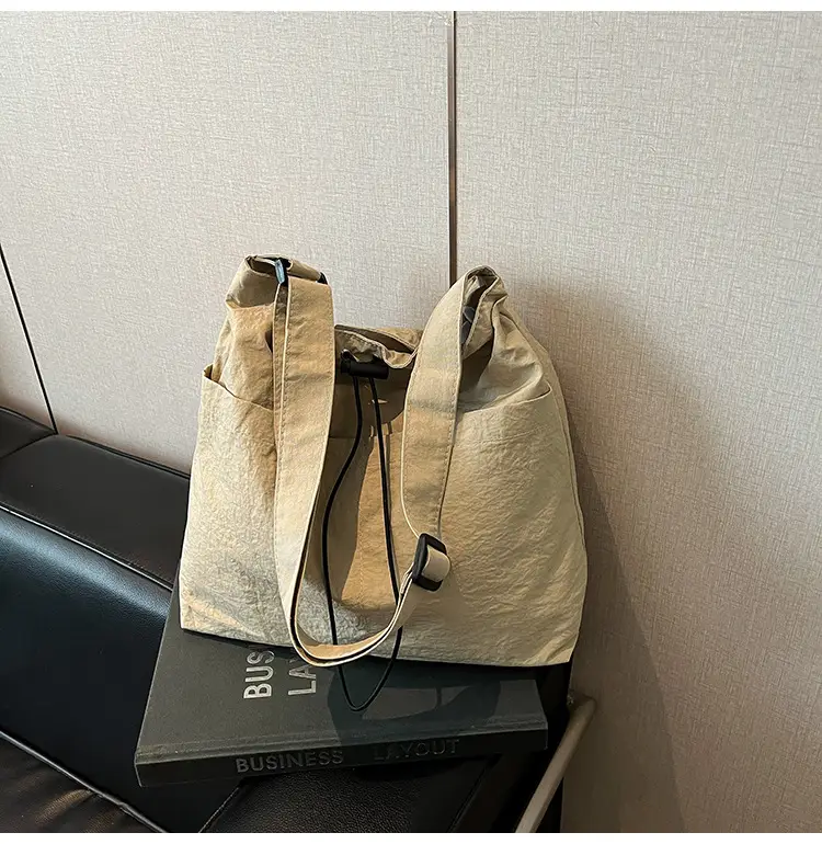 Women's Beige Drawstring Shoulder Bag with Cute Bear Earring — feature 8