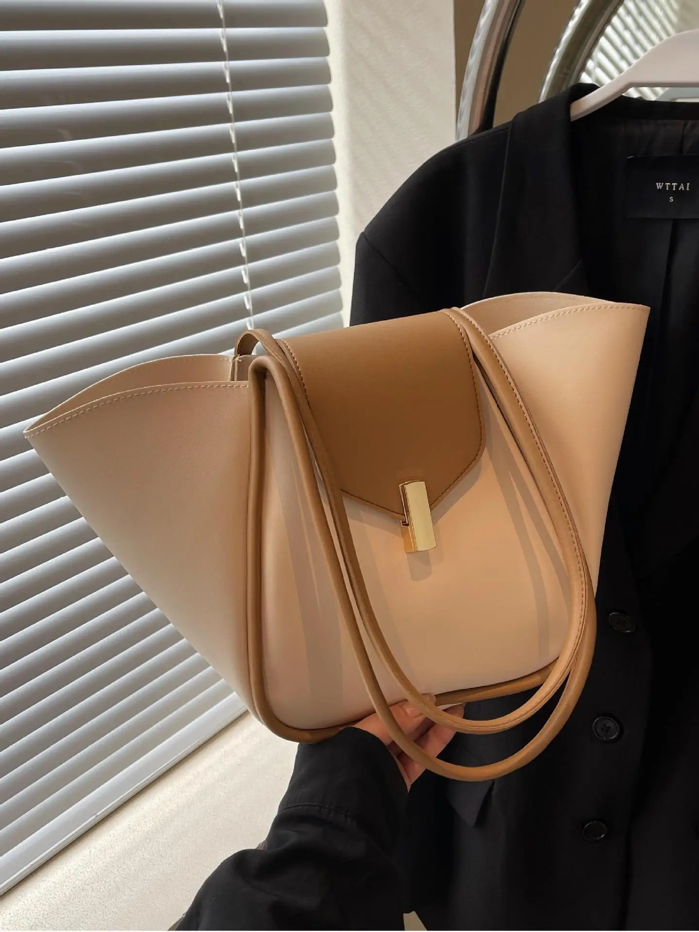 Brown Crossbody Shoulder Bag for Women with Gold Clasp - Image 10
