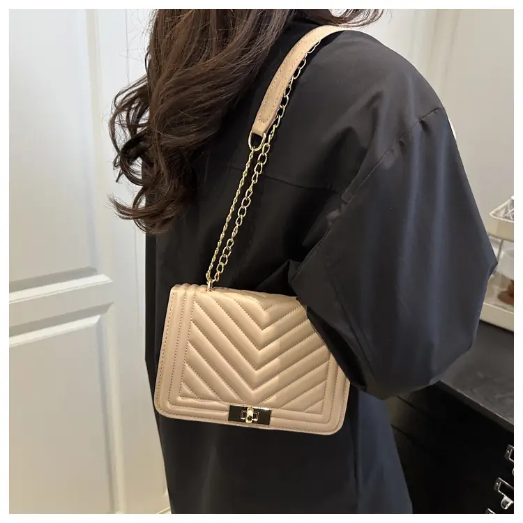 Black Embossed Chain Shoulder Bag for Women 2025 — feature 7