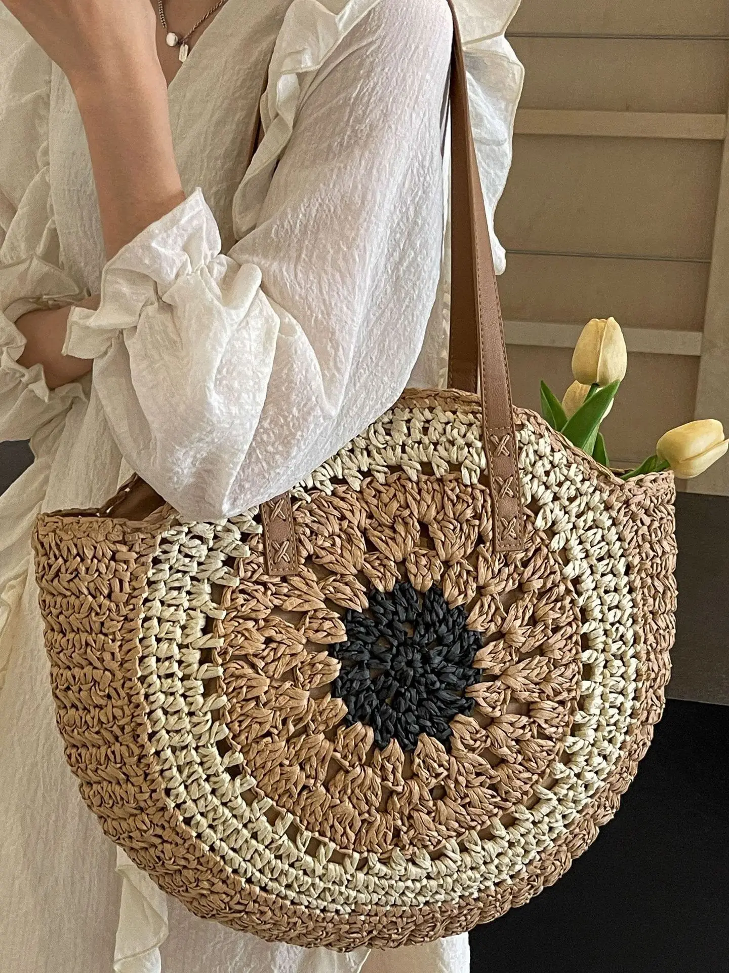 2025 Straw Shoulder Bag with Floral Design - Image 7