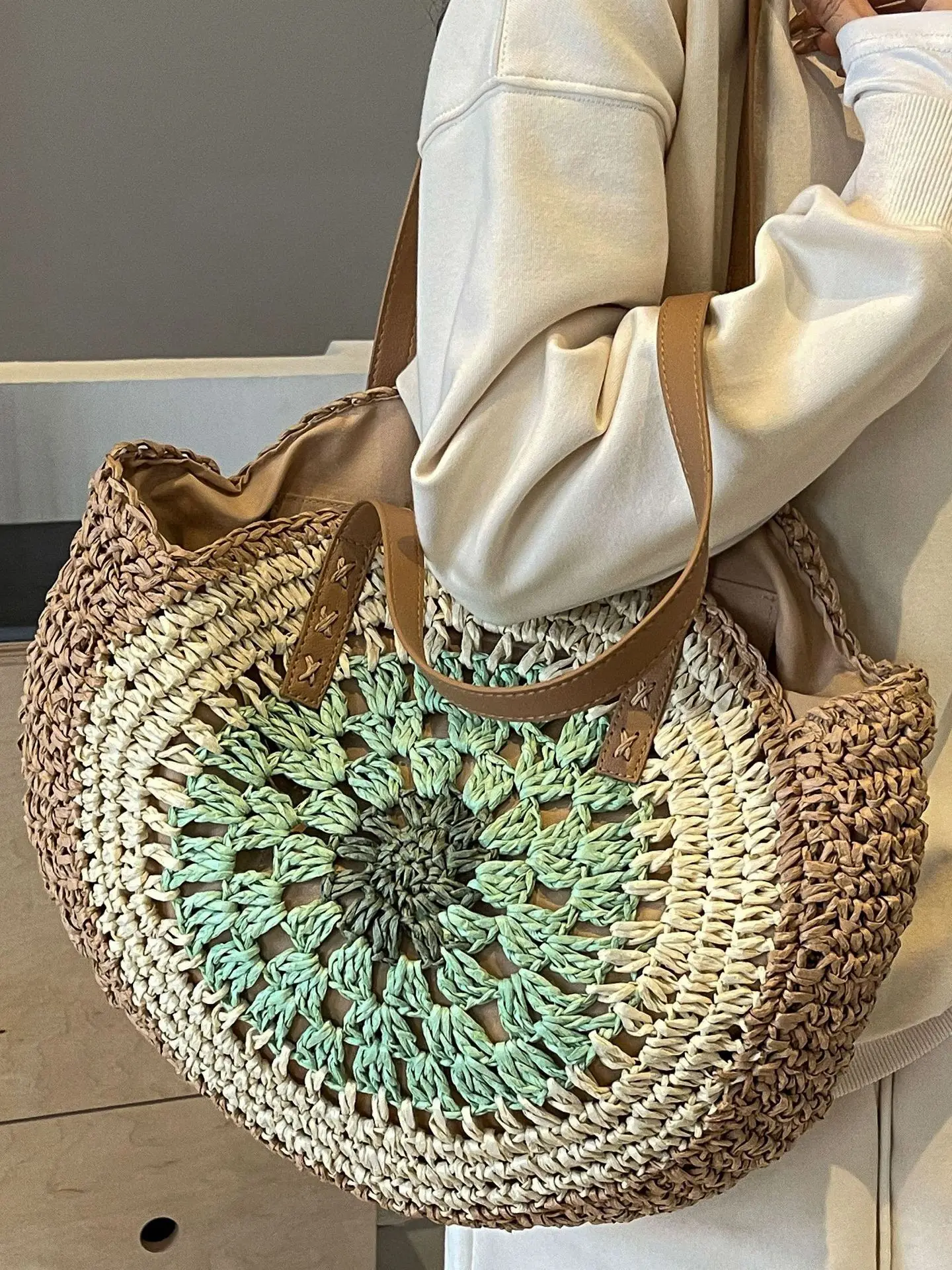 2025 Straw Shoulder Bag with Floral Design - Image 9