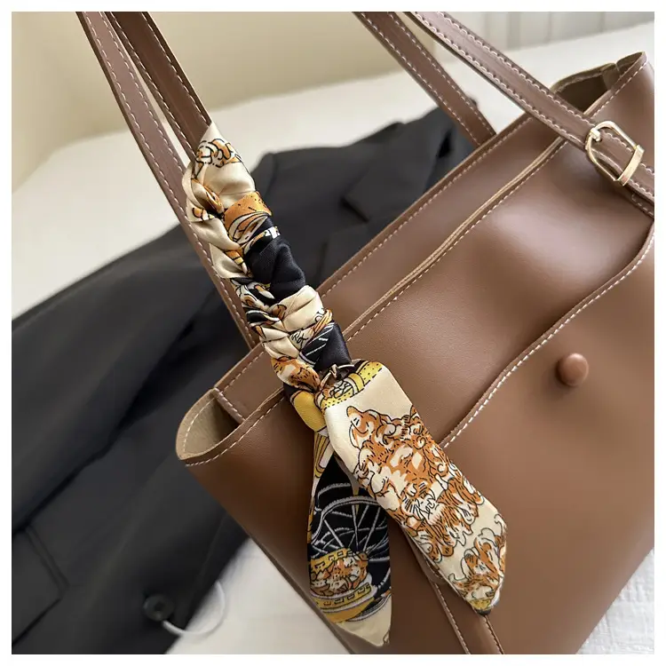 2025 Spring New Pu Solid Color Commuting Large Capacity Shoulder Bag College Student Casual Easiest for Match Popular Women's Tote Bag — feature 24