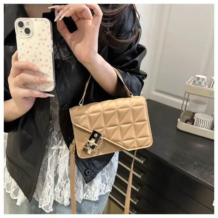 Retro Texture Mortise Lock 2025 Women's Shoulder Bag — feature 11