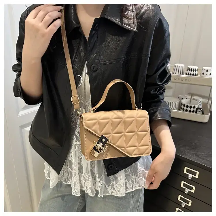 Retro Texture Mortise Lock 2025 Women's Shoulder Bag — feature 12