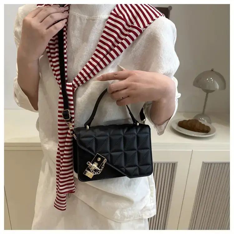 Retro Texture Mortise Lock 2025 Women's Shoulder Bag — feature 18