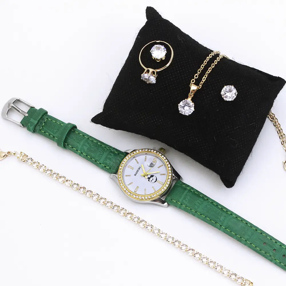 High-Looking Women's Quartz Watch Set in Red Gift Box — feature 12