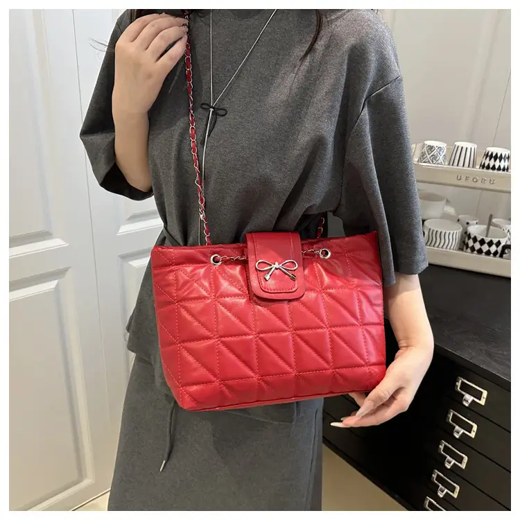 Red Rhombus Chain Shoulder Bag Large Capacity Tote — feature 21