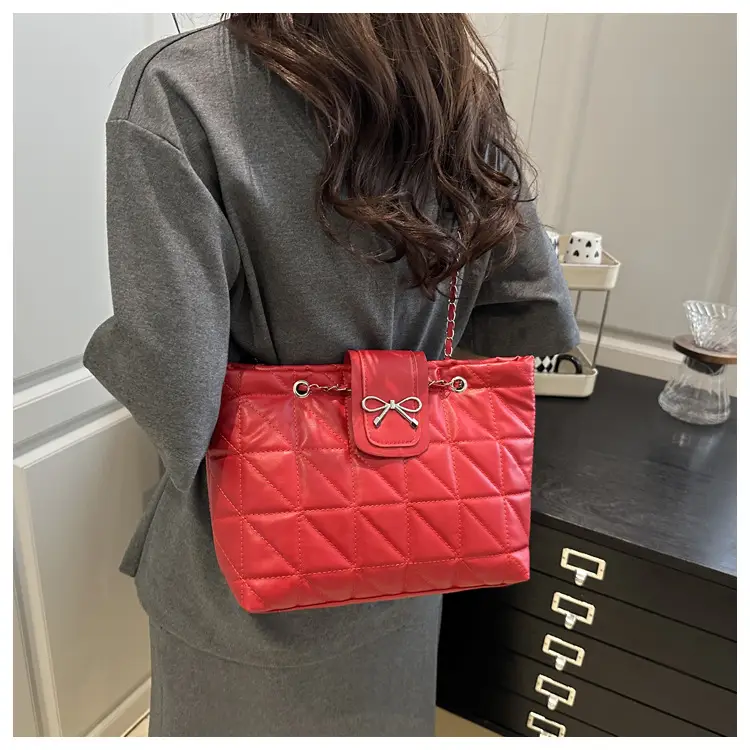 Red Rhombus Chain Shoulder Bag Large Capacity Tote — feature 22