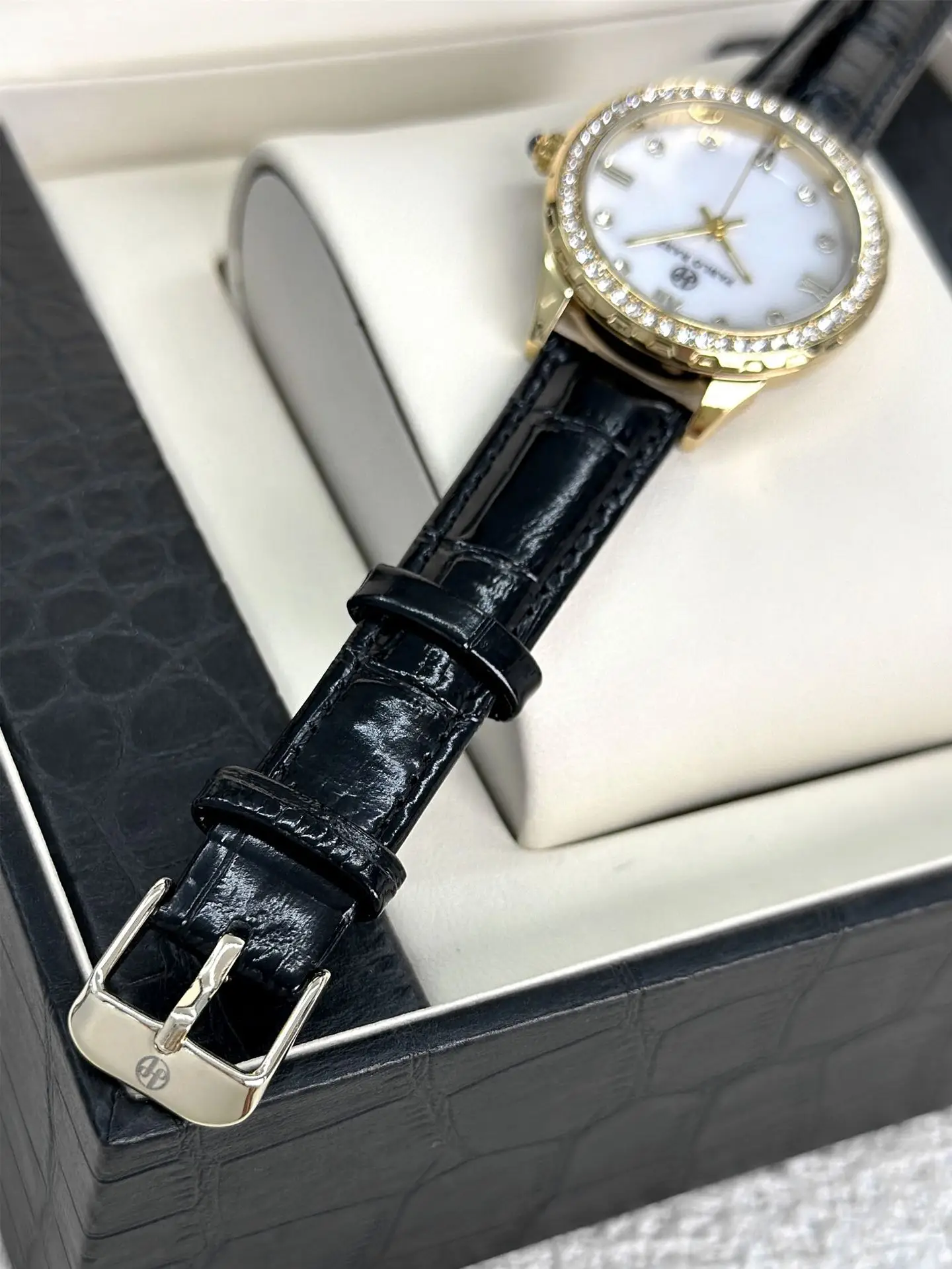 Parrot's Lady Rhinestone Watch Gold Silver Black Strap — feature 12