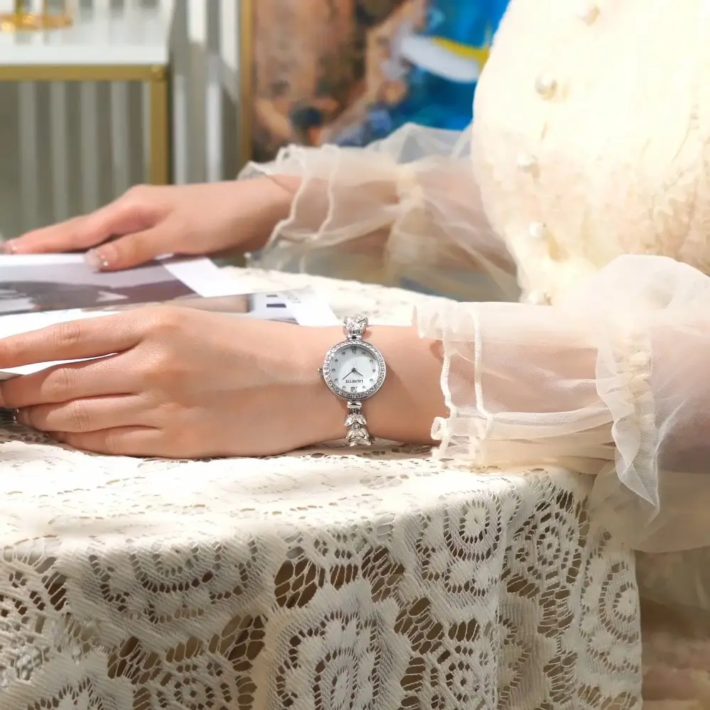 Laurit's Women's Quartz Watch with Fishtail Bracelet - Image 4