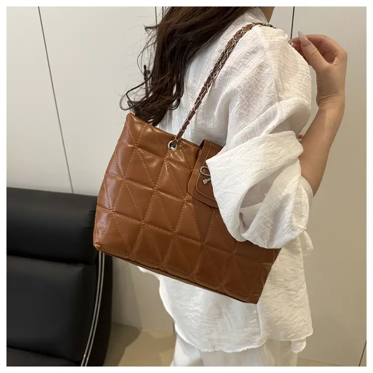 Brown Quilted Chain Tote Bag Large Capacity 2026 — feature 9