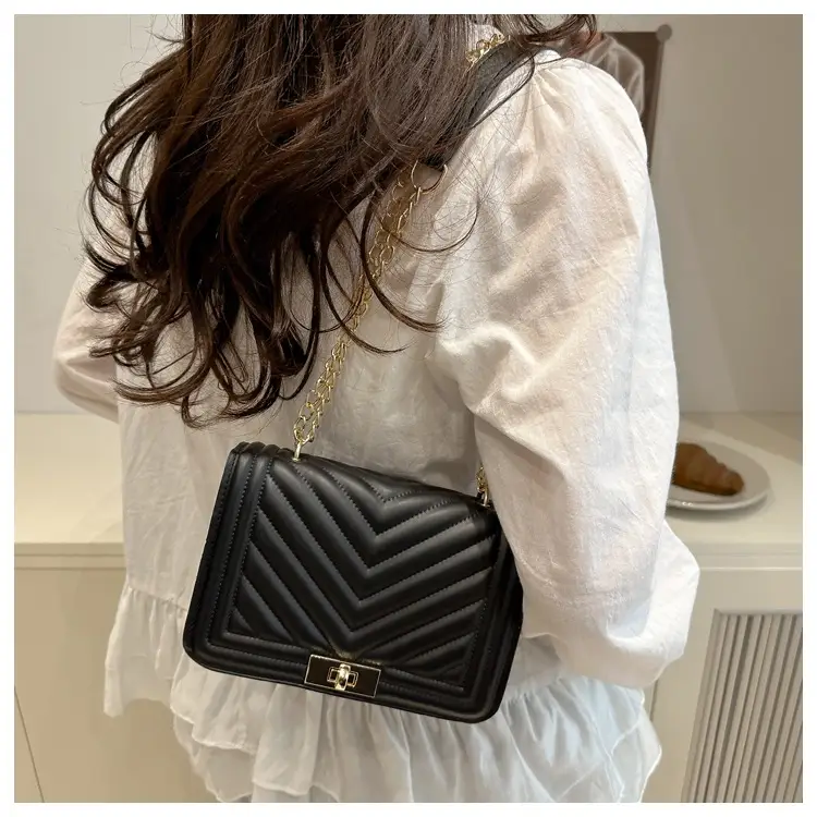 Black Quilted Chain Shoulder Bag for Women 2025 — feature 11