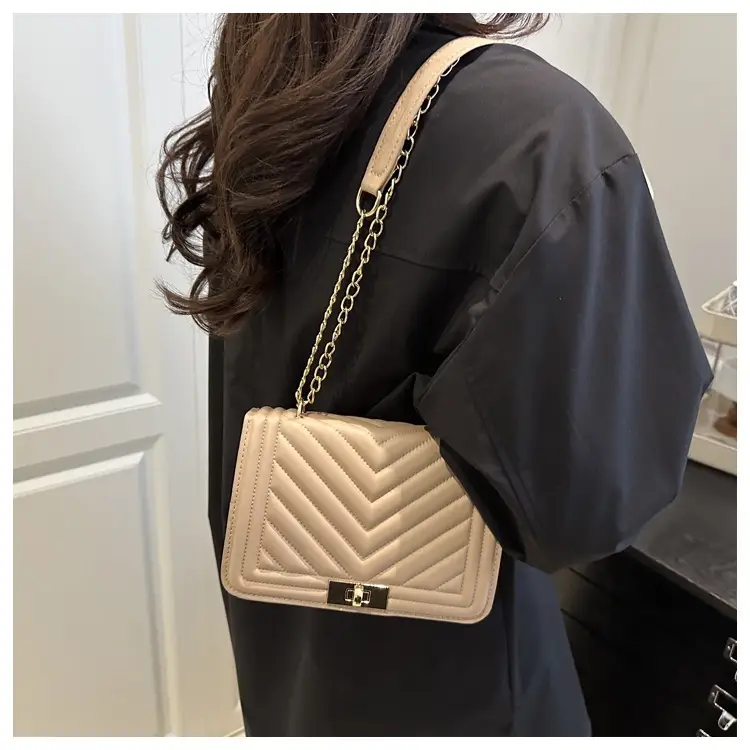 Black Quilted Chain Shoulder Bag for Women 2025 — feature 7
