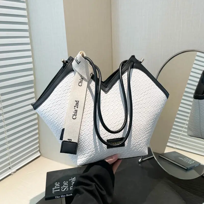 Women's Retro Woven Shoulder Bag Black White Gold - Image 6