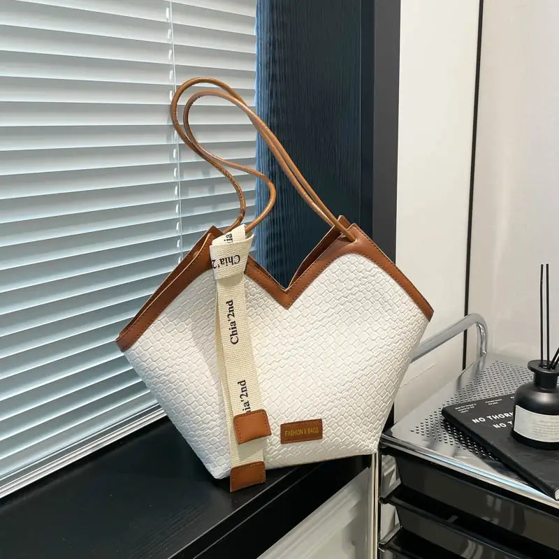 Women's Retro Woven Shoulder Bag Black White Gold - Image 8