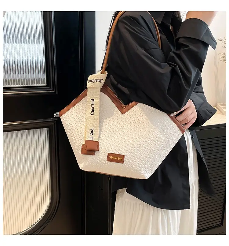 Women's Retro Woven Shoulder Bag Black White Gold — feature 10
