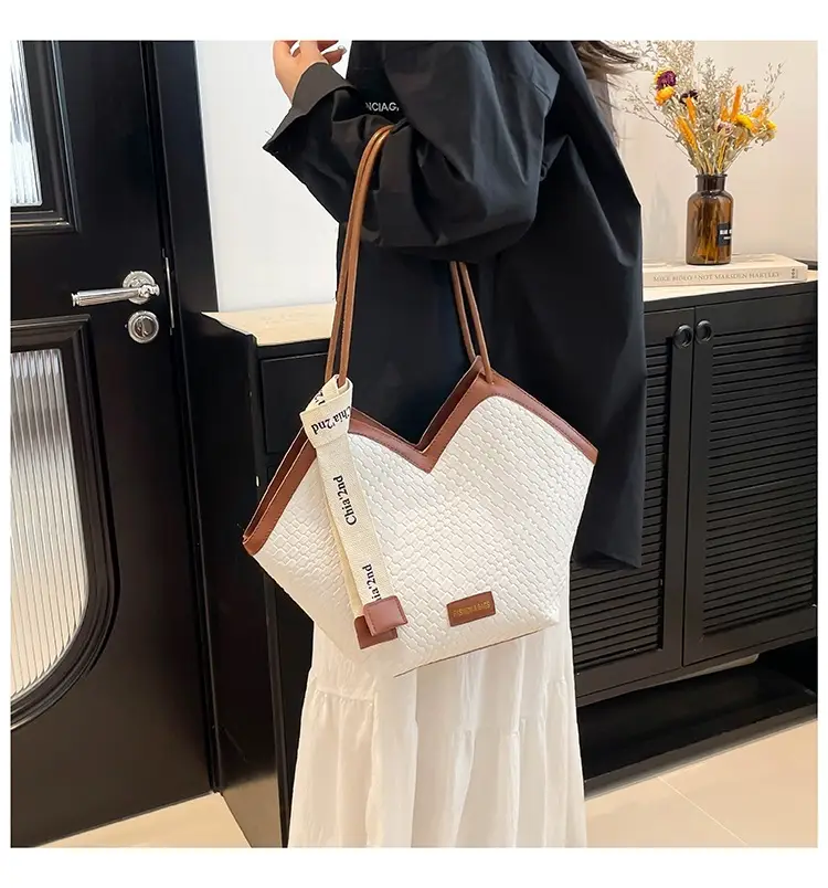 Women's Retro Woven Shoulder Bag Black White Gold — feature 12