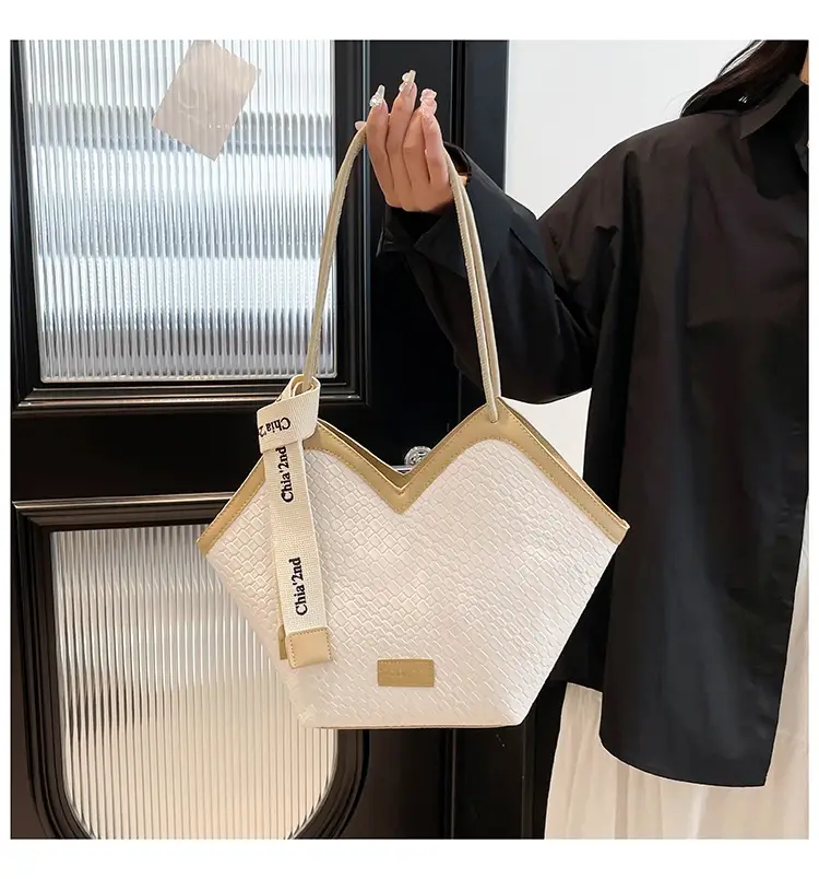 Women's Retro Woven Shoulder Bag Black White Gold — feature 15