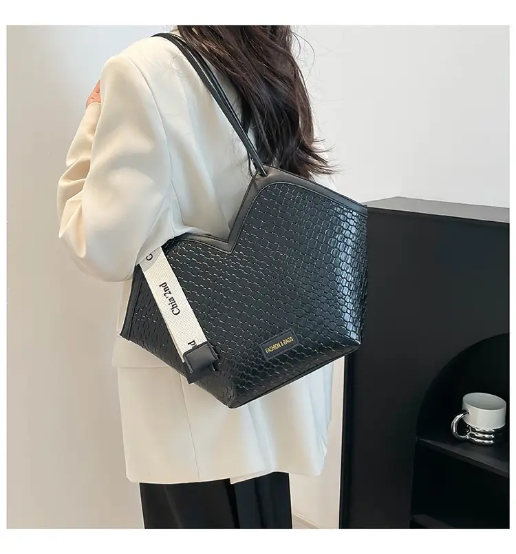 Women's Retro Woven Shoulder Bag Black White Gold — feature 17