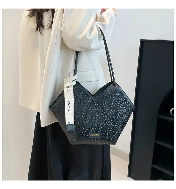 Women's Retro Woven Shoulder Bag Black White Gold — feature 18