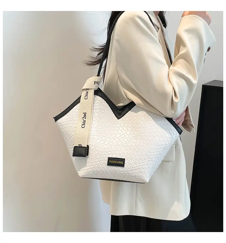 Women's Retro Woven Shoulder Bag Black White Gold — feature 20
