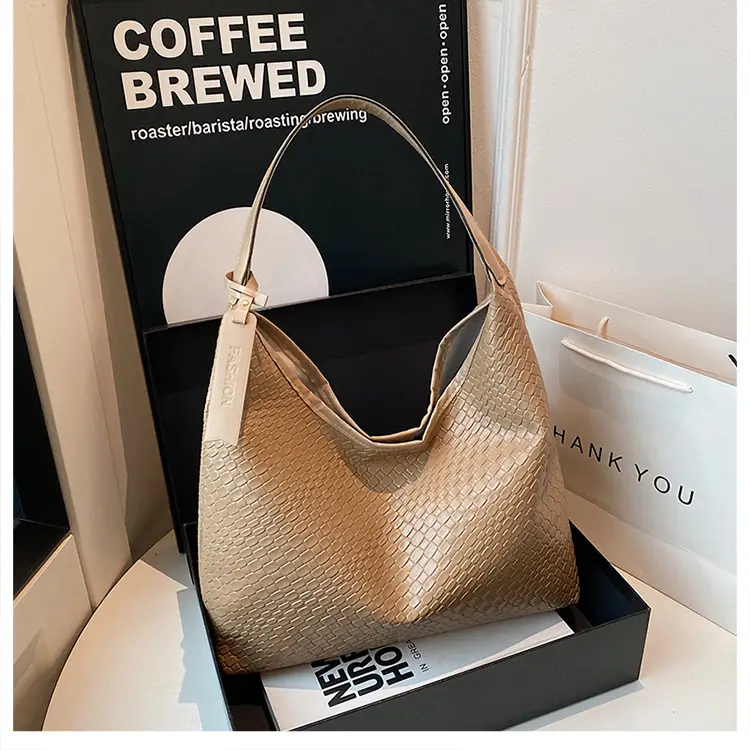 White Textured Large Capacity Women's Shoulder Bag - Image 4