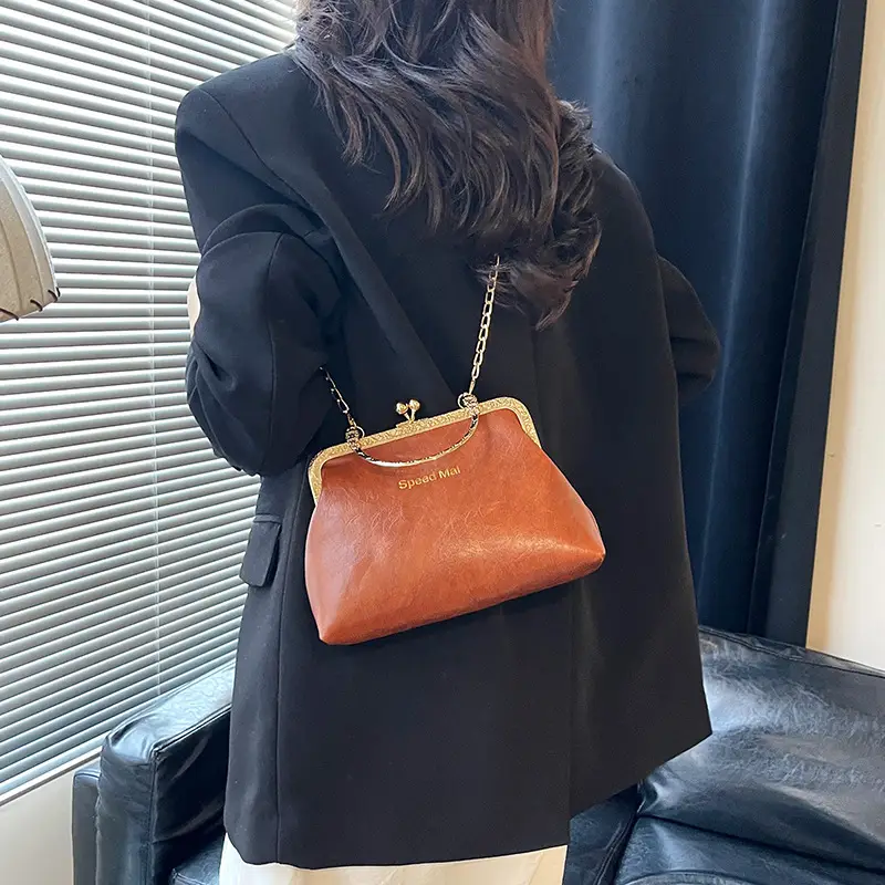 Elegant Red Chain Shoulder Bag for Women - Image 5