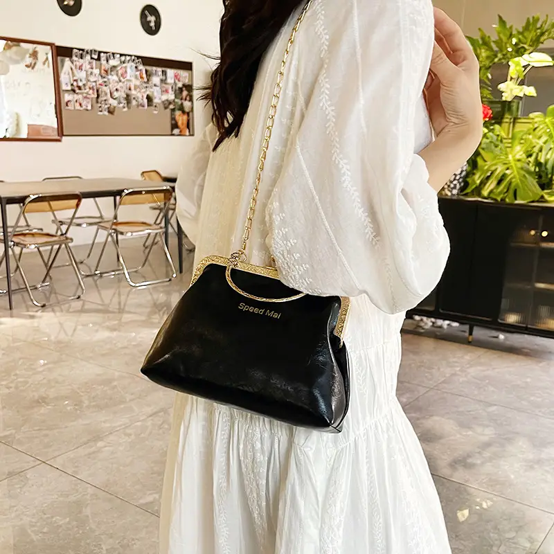 Elegant Red Chain Shoulder Bag for Women - Image 6