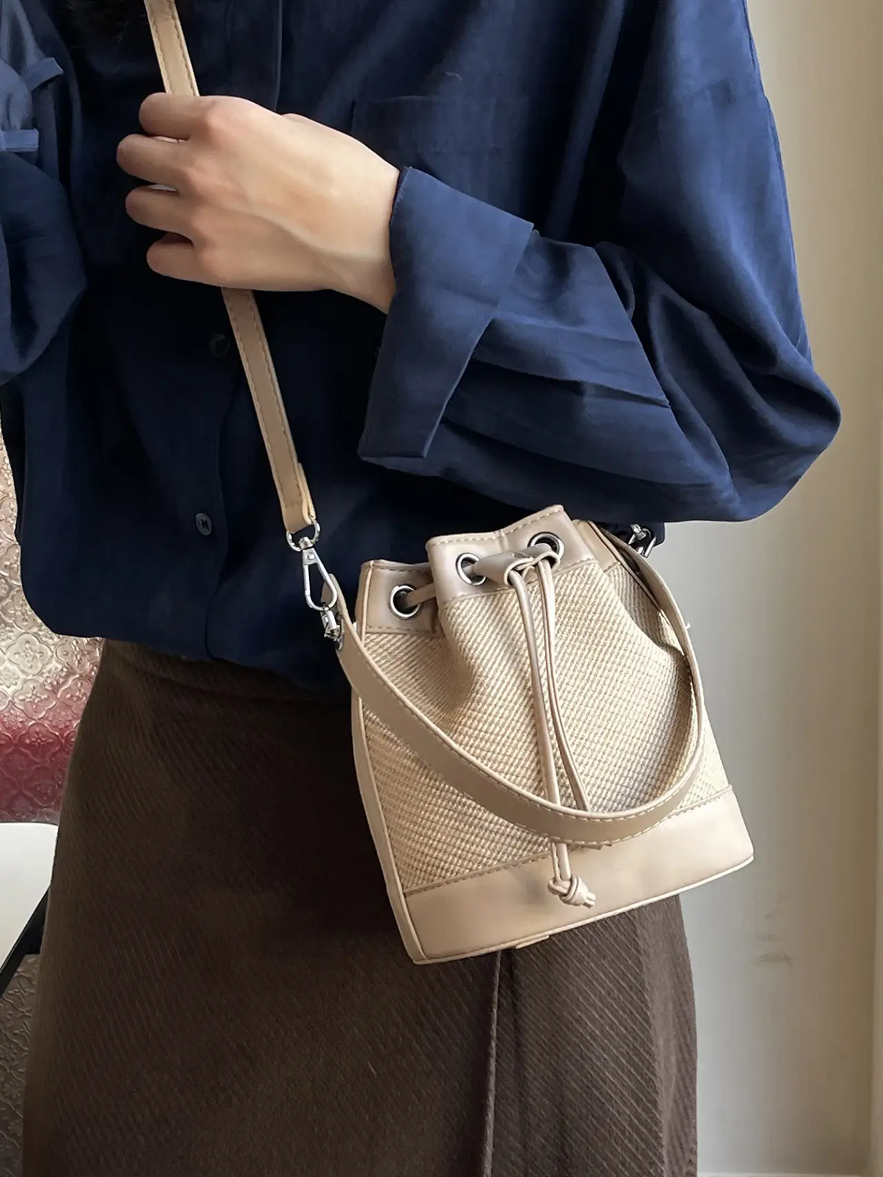 White Retro Bucket Bag for Women Shoulder Carry