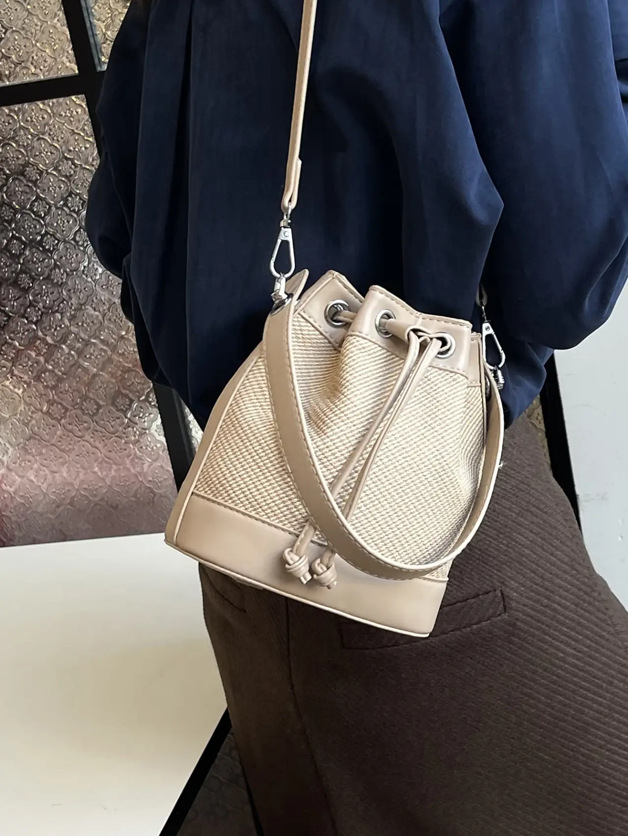 White Retro Bucket Bag for Women Shoulder Carry