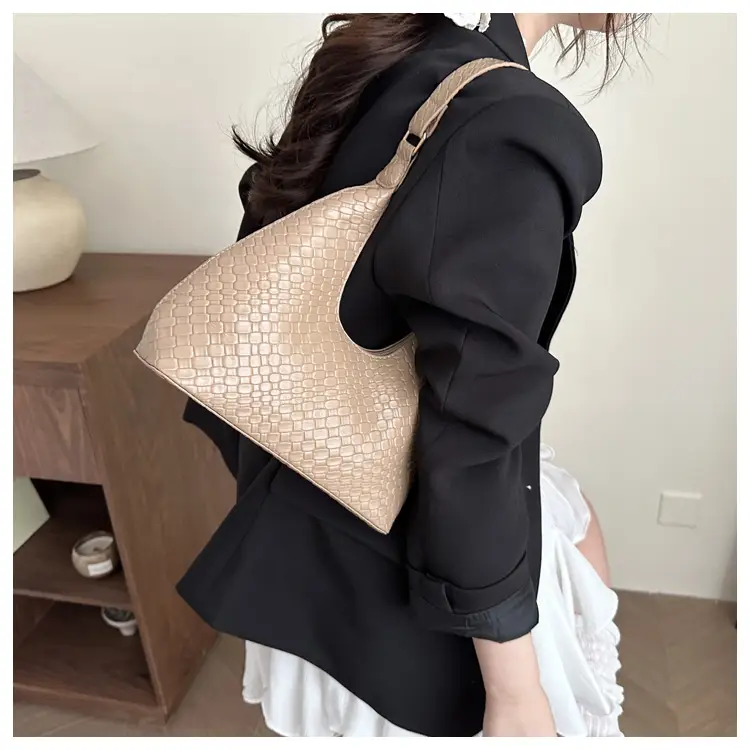 2025 New Summer Woven Commuter Bag Niche Design Large Capacity Single Shoulder Armpit Bag — feature 10