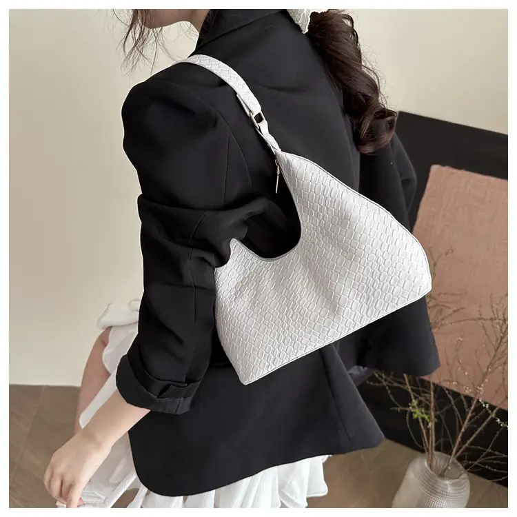 2025 New Summer Woven Commuter Bag Niche Design Large Capacity Single Shoulder Armpit Bag — feature 7