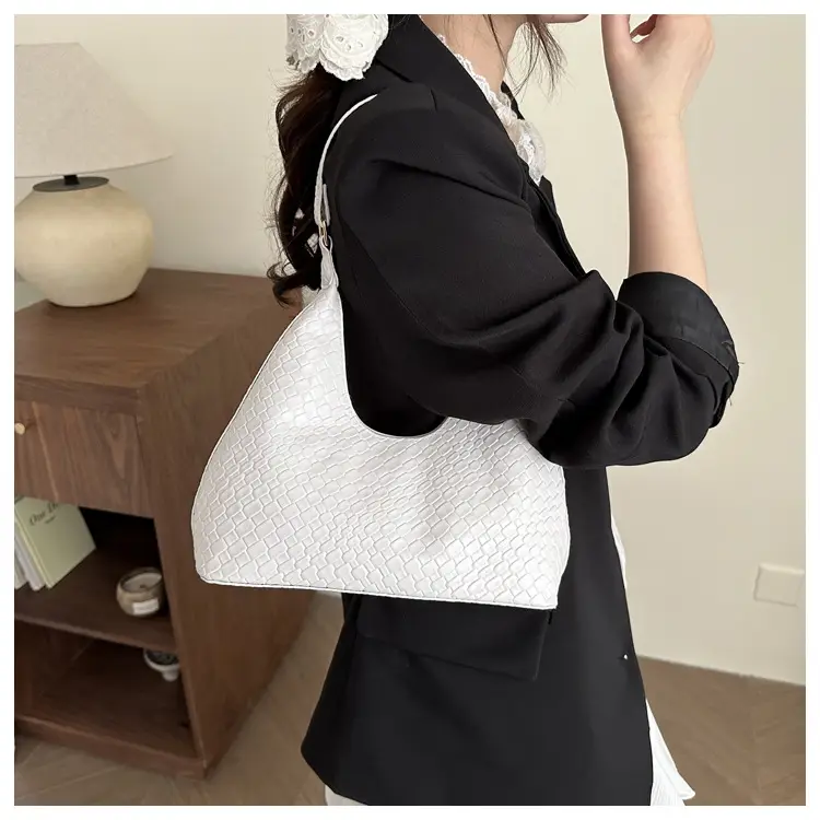 2025 New Summer Woven Commuter Bag Niche Design Large Capacity Single Shoulder Armpit Bag — feature 8