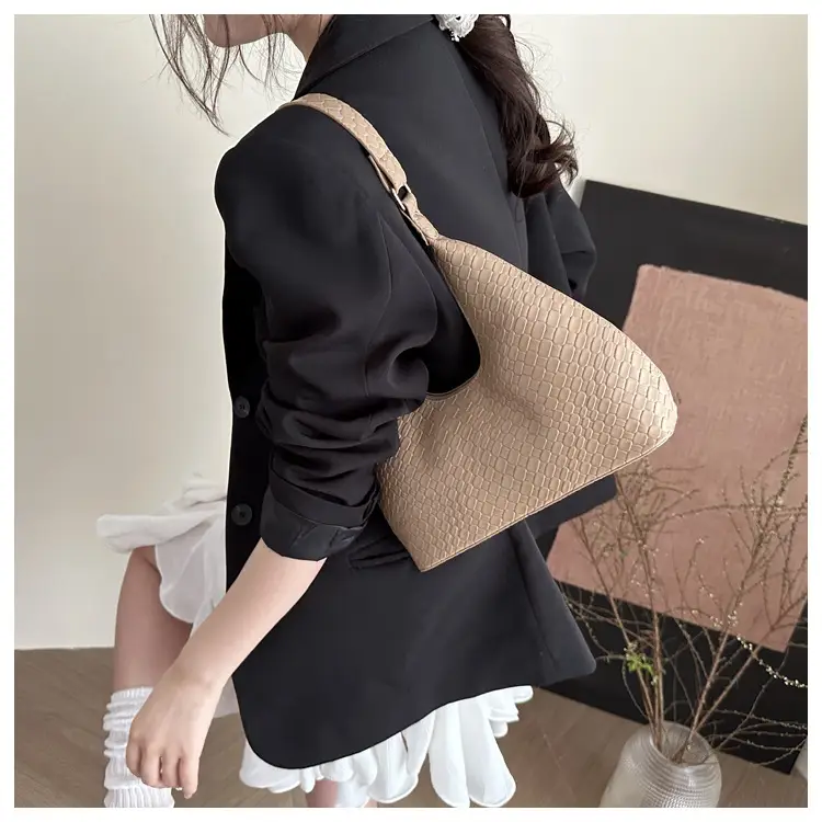 2025 New Summer Woven Commuter Bag Niche Design Large Capacity Single Shoulder Armpit Bag — feature 9