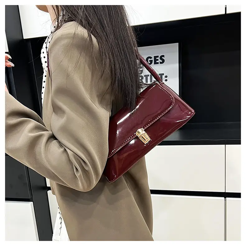 French Retro Shoulder Bag for Women 2025 — feature 10