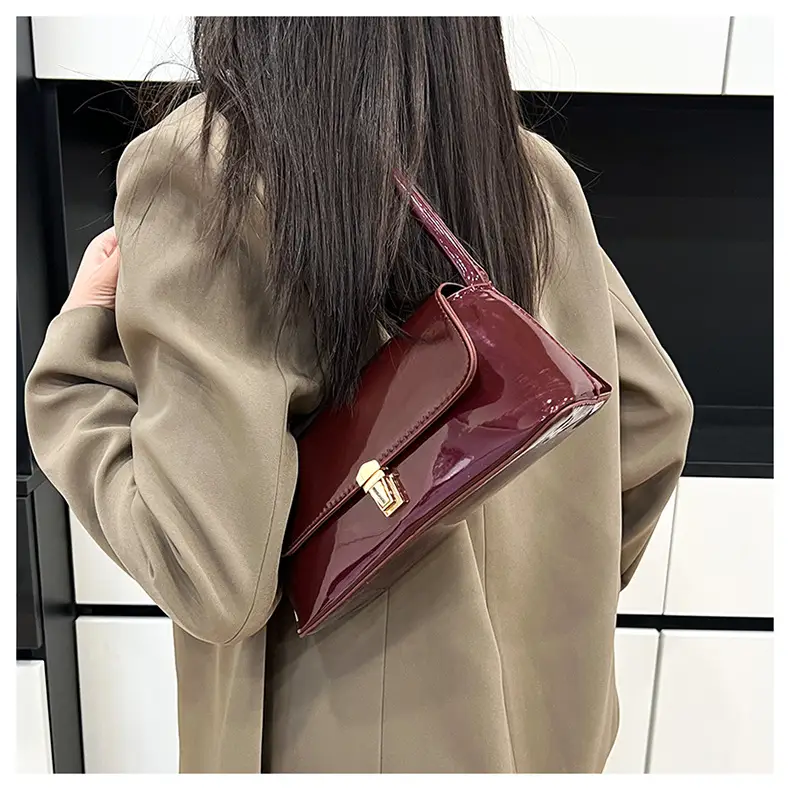 French Retro Shoulder Bag for Women 2025 — feature 11