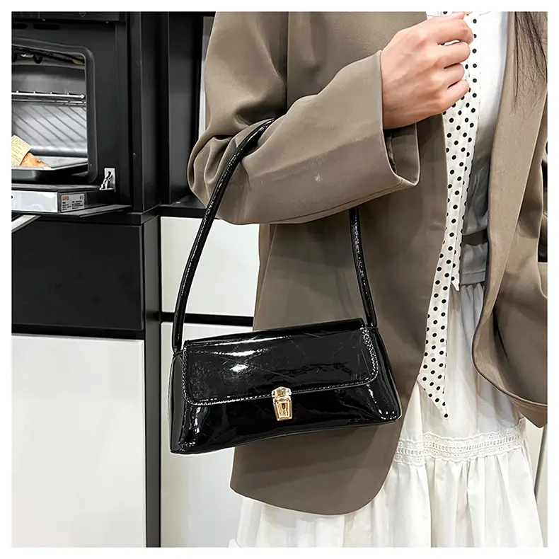 French Retro Shoulder Bag for Women 2025 — feature 12