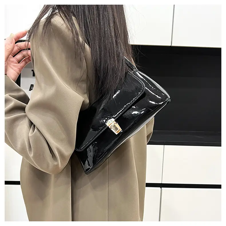 French Retro Shoulder Bag for Women 2025 — feature 15